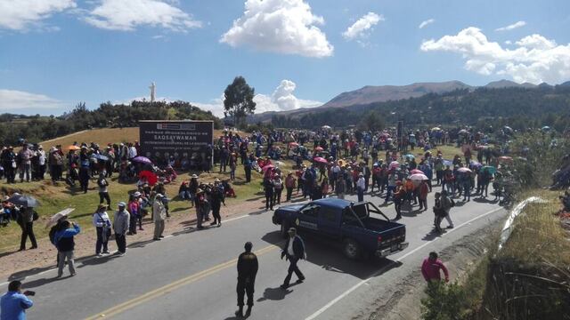 Cusco: maestros protestaron en fortaleza de Sacsayhuamán