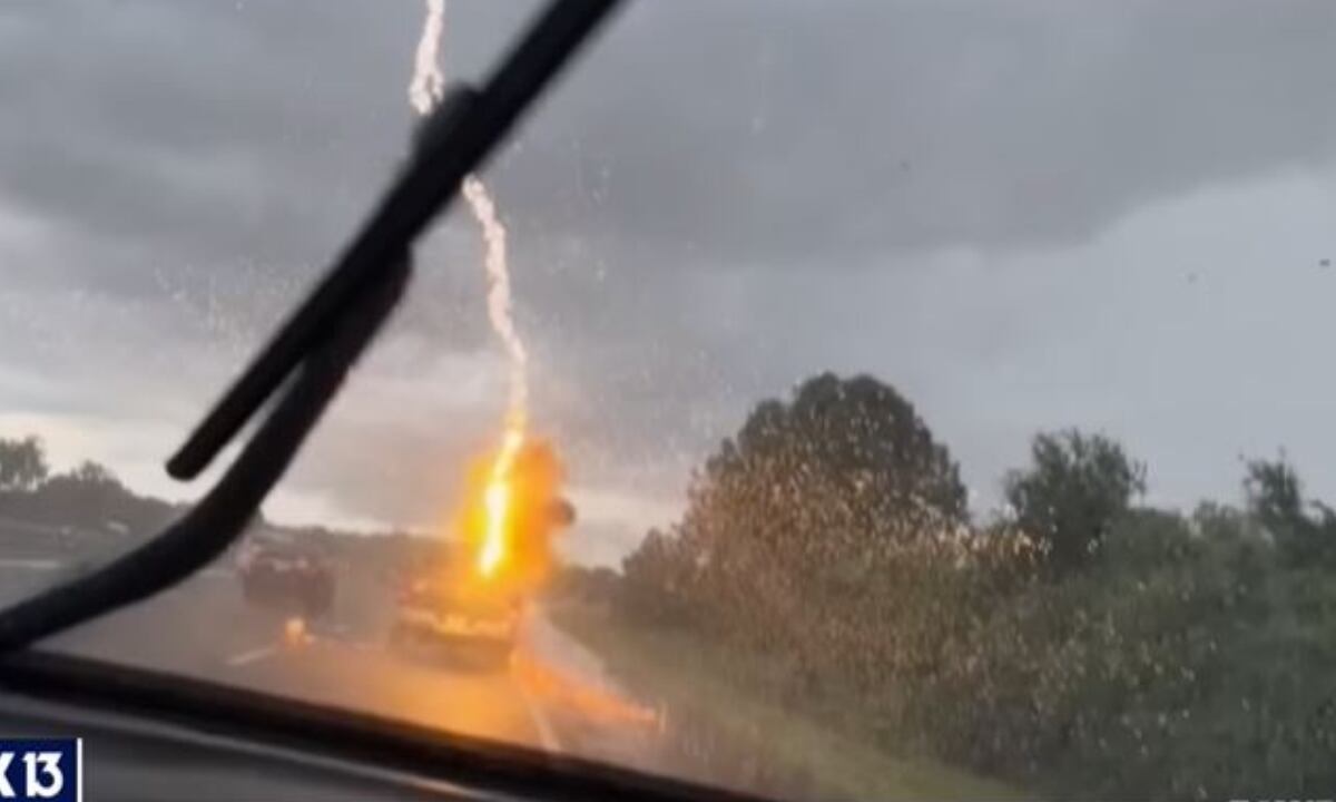 El rayo se presentó durante un intensa tormenta en el sur de Florida. (Foto:
FOX 13 Tampa Bay/YouTube)