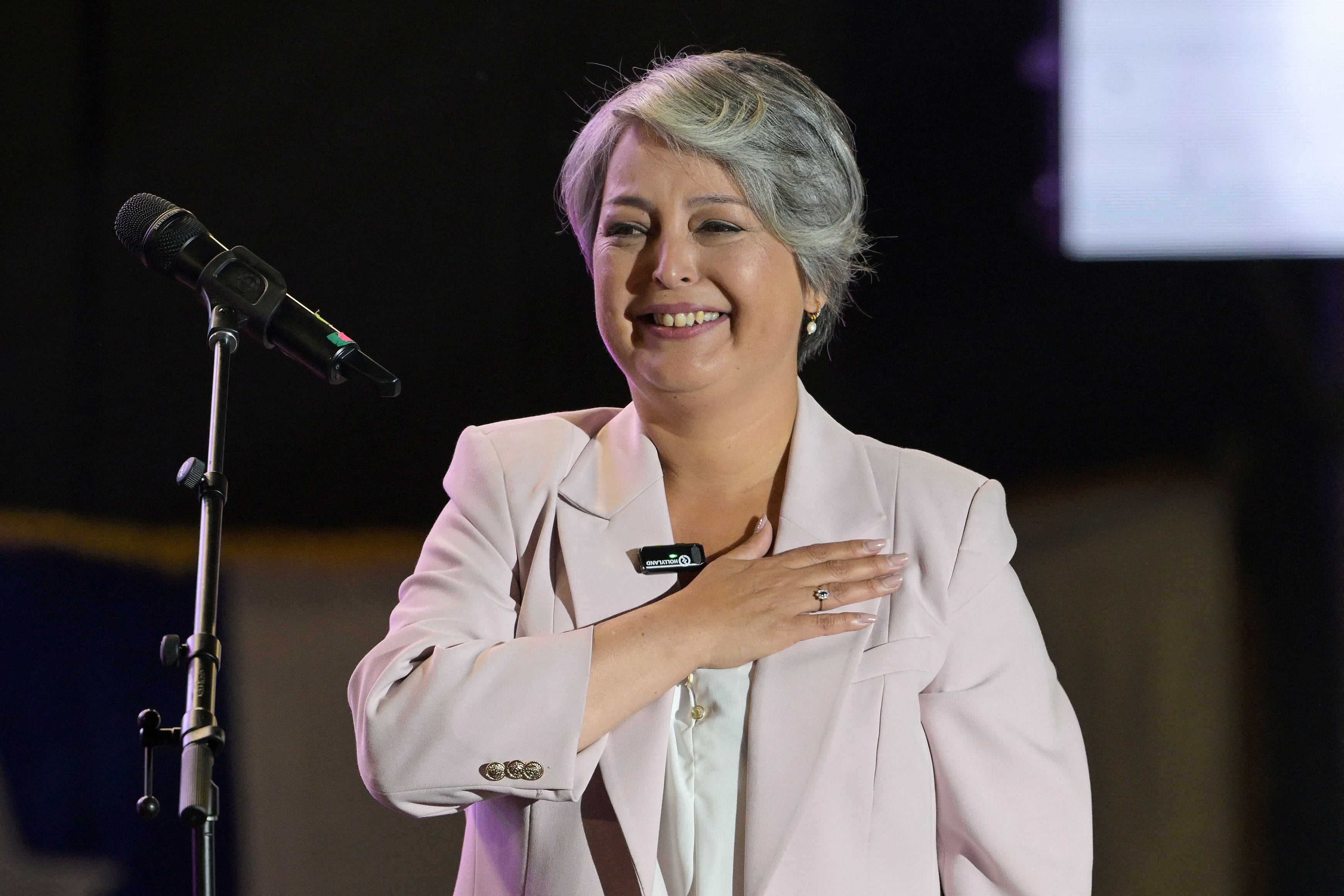 La candidata presidencial chilena Jeannette Jara, de la coalición Unidad por Chile, gesticula durante su mitin de cierre de campaña en Santiago el 10 de diciembre de 2025. (Foto de Rodrigo ARANGUA / AFP).