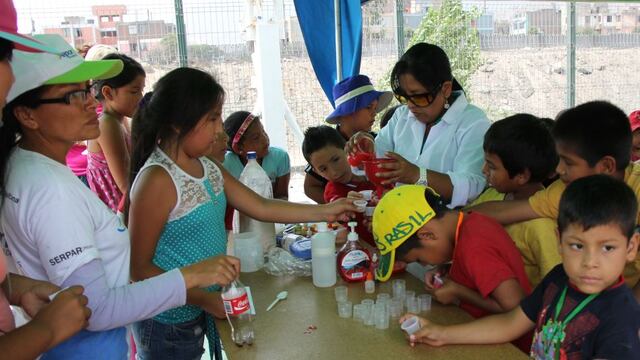 Niños aprenden ciencia en taller municipal