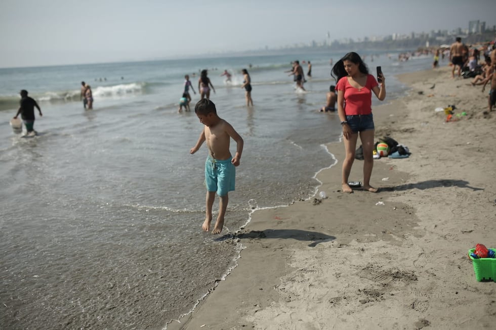 Pese a tratarse de una fecha festiva y especial, un grupo de limeños decidió aprovechar el brillo solar. (Foto: Anthony Niño de Guzmán/ @photo.gec)
