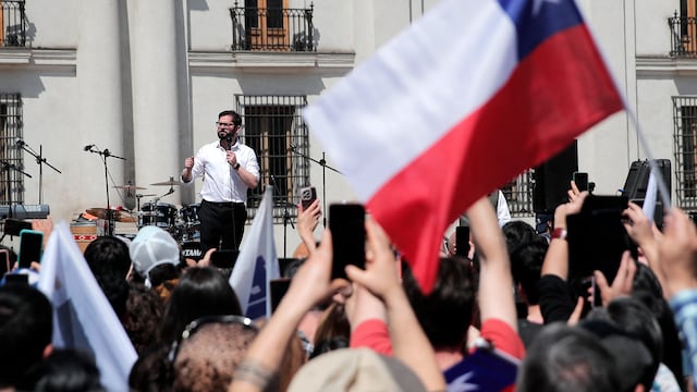 “El pueblo está contigo”, partidarios de Gabriel Boric le muestran su apoyo en marcha en Santiago de Chile