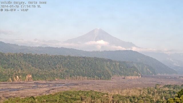 El volcán ecuatoriano Sangay arroja ceniza y derrama material magmático por su cráter
