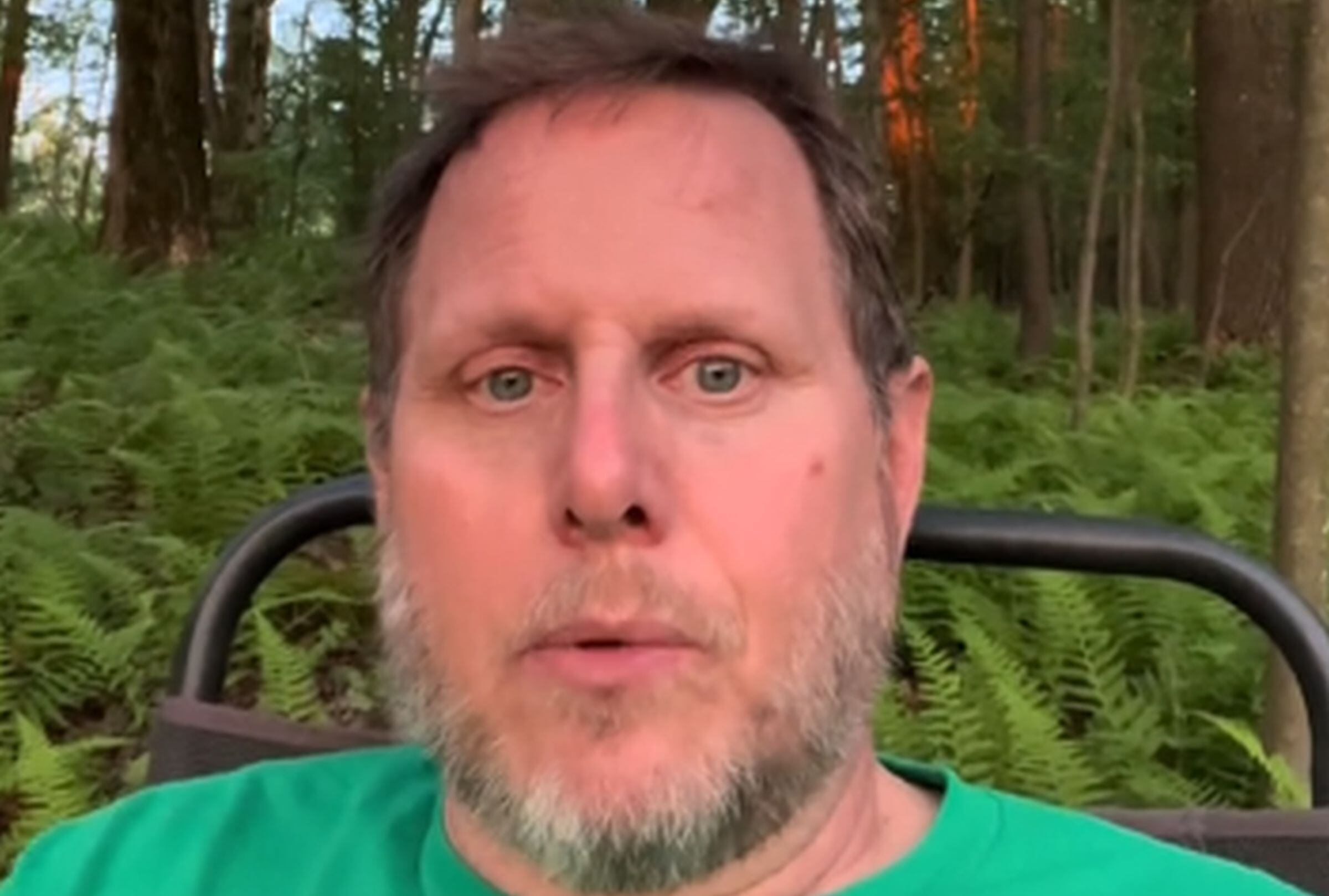 Esta imagen muestra a Jeff Abramowitz contando que le diagnosticaron melanoma uveal. (Foto: @jeffs.journey5 / TikTok)