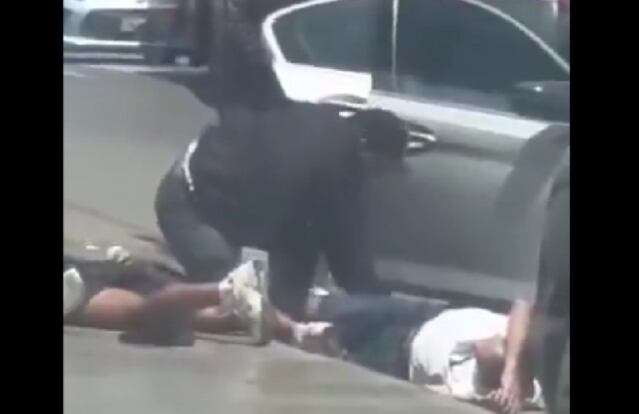 Trujillo: sujetos armados tiran al suelo a familia que estaba en un auto y le arrebatan 20 mil soles. (Foto: Captura de video)