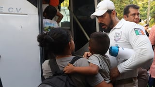 México: Caravana de miles de migrantes para y se entrega a autoridades en Chiapas