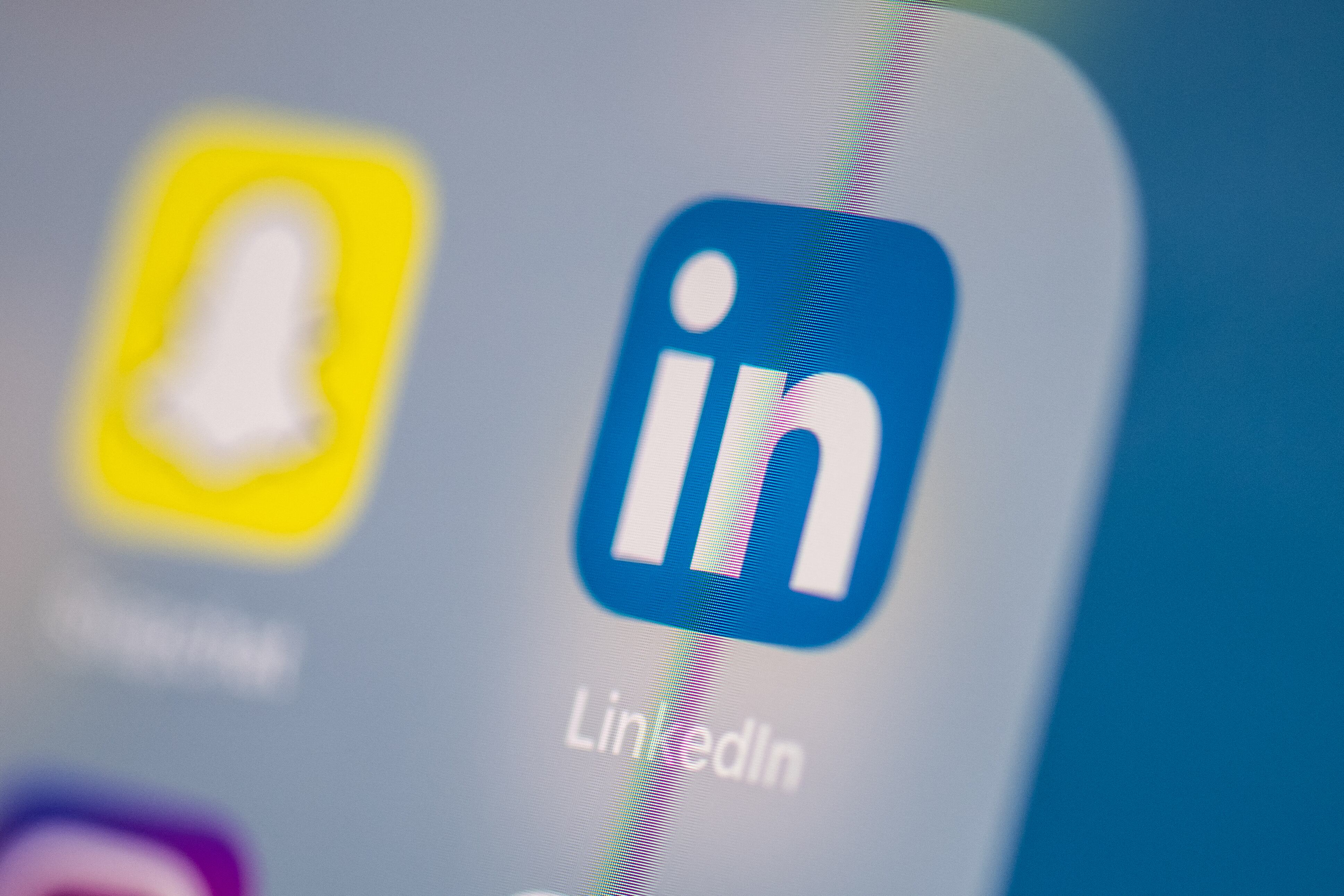 LinkedIn habría usado la información de sus usuarios sin previo aviso, según informe de agencia de noticias de investigación. (Foto: AFP)