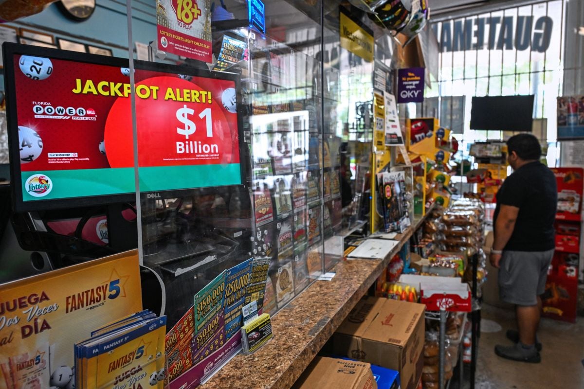 Boletos de lotería Powerball dentro de una tienda en Homestead, Florida, el 19 de julio de 2023. (Foto: AFP)