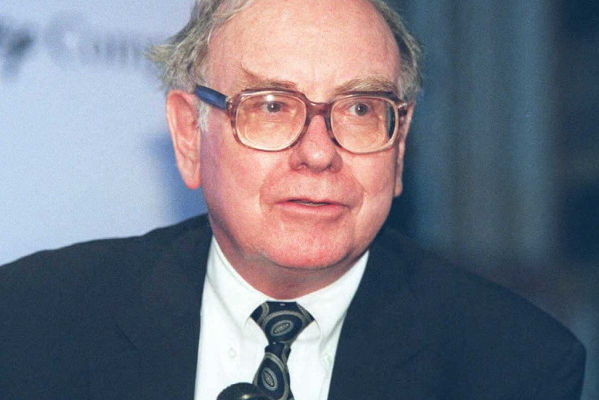 Warren Buffett está en la ubicación 5 de los poderoso que da su dinero a causas filantrópicas. Aquí, respondiendo a las preguntas de los periodistas en una conferencia de prensa el 31 de julio en Nueva York, donde se anunció una fusión entre Disney y Capital Cities/ABC Inc. (Foto: Bob Strong / AFP)