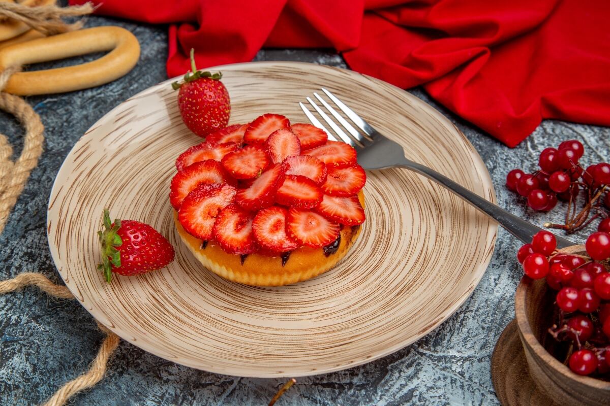 Pie de fresas. (Foto referencial: KamranAydinov/ Freepik)