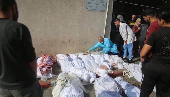 Palestinos revisan los cuerpos de las víctimas colocados frente a la morgue de un hospital en la ciudad de Gaza un día después de un ataque israelí en el campo de refugiados palestinos de Jabalia, el 1 de noviembre de 2023. (Foto de Bashar TALEB / AFP)