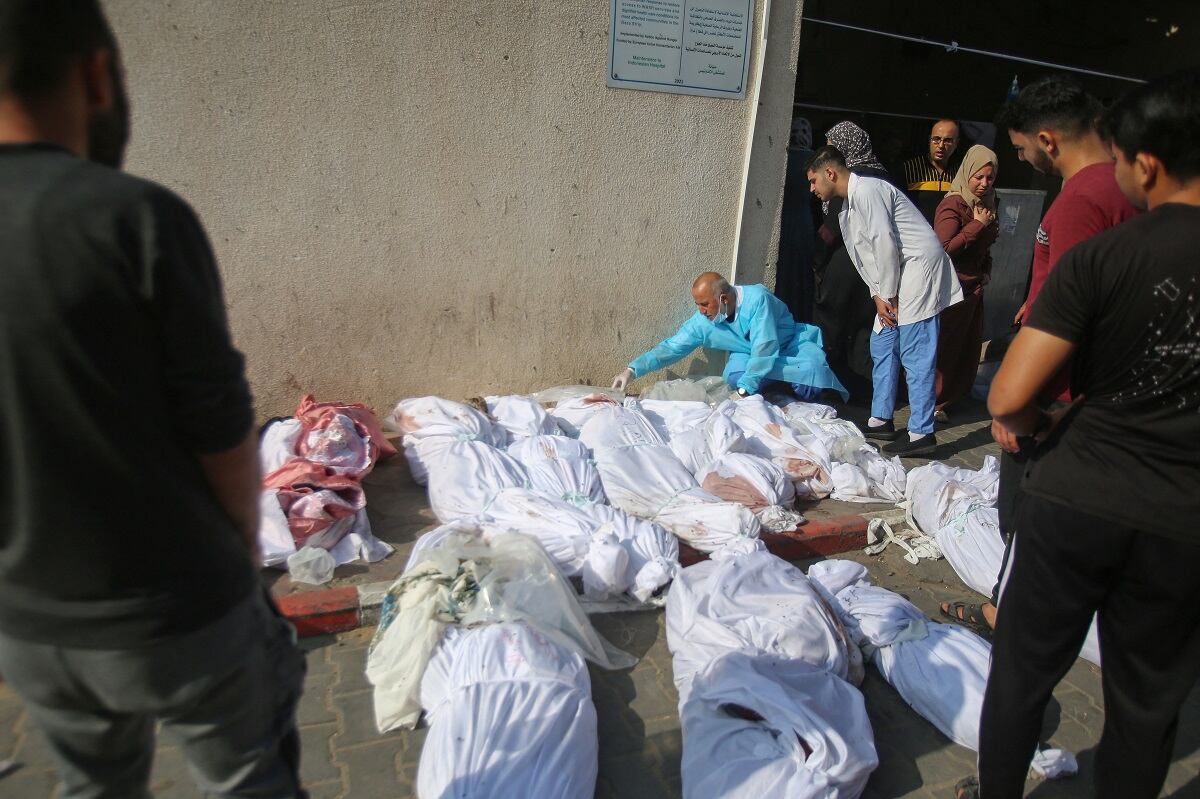 Palestinos revisan los cuerpos de las víctimas colocados frente a la morgue de un hospital en la ciudad de Gaza un día después de un ataque israelí en el campo de refugiados palestinos de Jabalia, el 1 de noviembre de 2023. (Foto de Bashar TALEB / AFP)