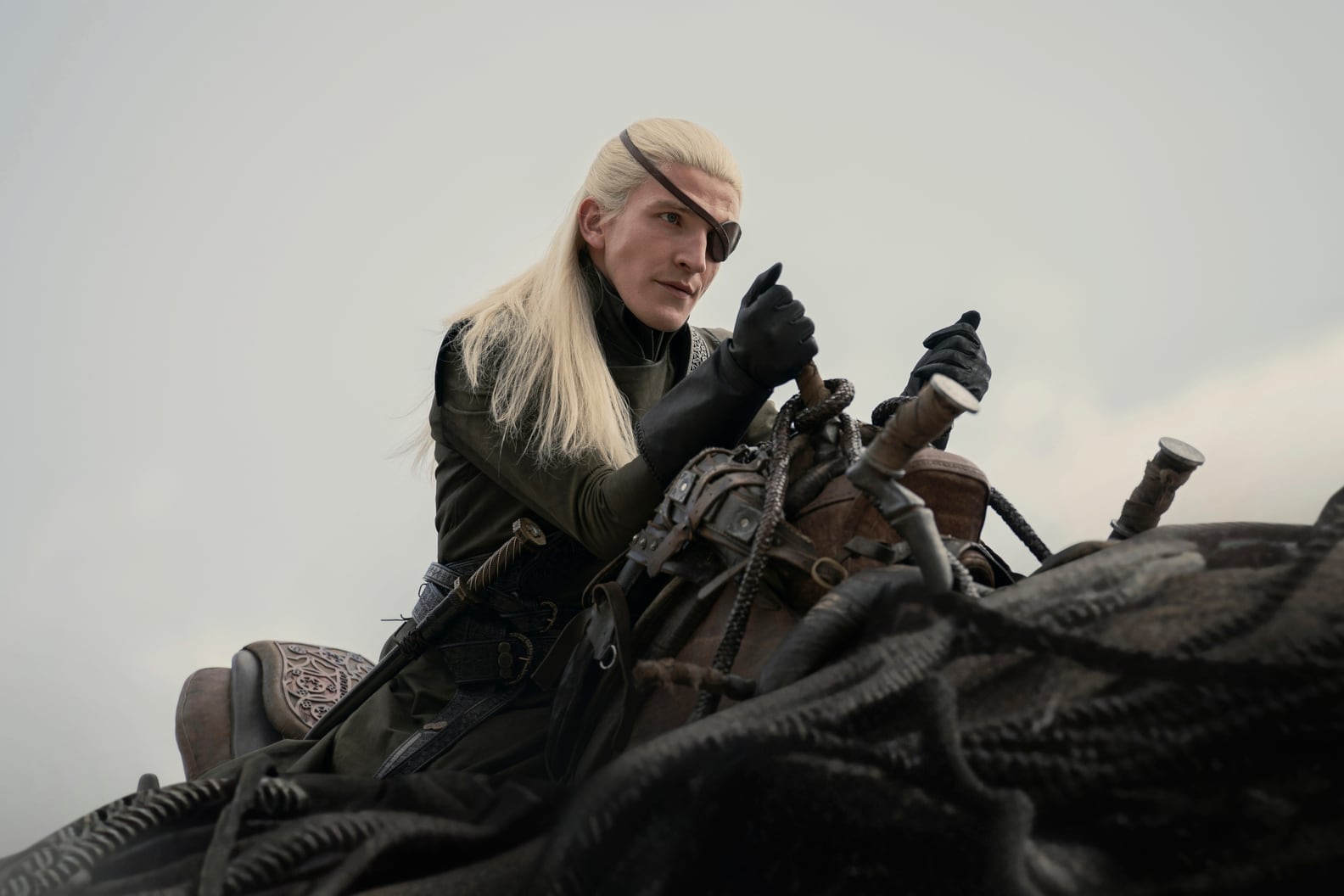 Aemond Targaryen (Ewan Mitchell) a lomo de Vaghar. Sin duda, el mejor jinete de dragón del episodio.
