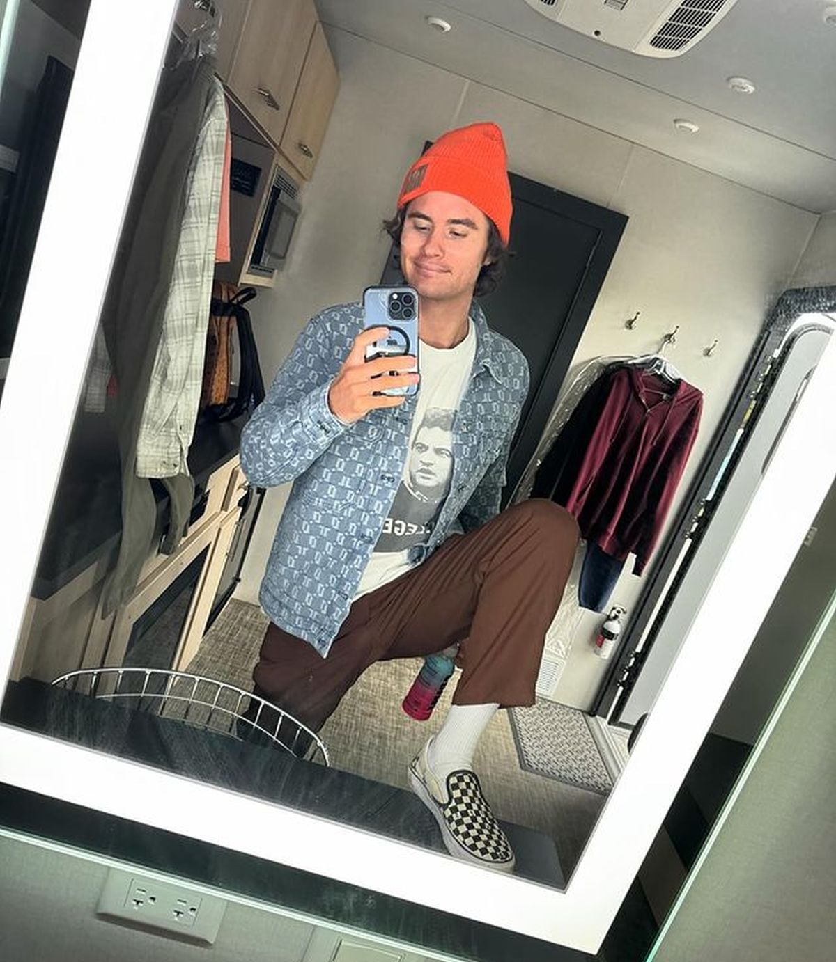 Con su celular tomándose una fotografía frente al espejo (Foto: Chase Stokes / Instagram)