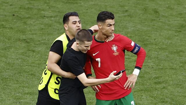 No le gustó nada: cinco hinchas invadieron el campo para tomarse fotos con Cristiano Ronaldo | VIDEO