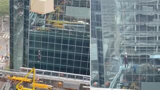 Terror por trabajador que quedó colgado de una cuerda desde un piso 23 | VIDEO