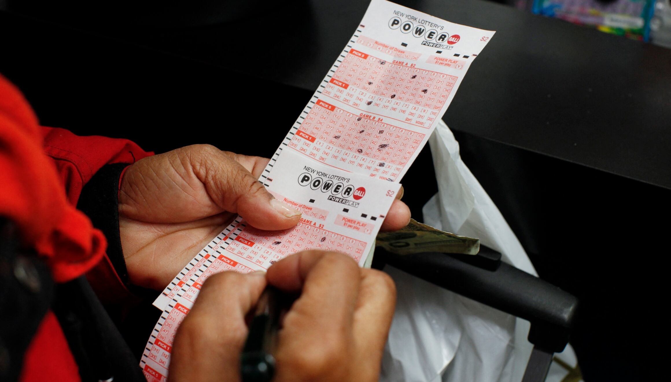 Los números del Powerball no deben ser las fechas de cumpleaños ni aniversarios, según expertos en estadística, porque son los más comunes entre los jugadores (Foto: AFP)