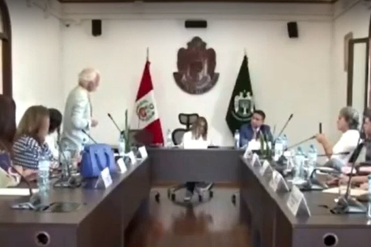 El teniente alcalde de San Isidro renunció a su cargo durante una reunión de concejo. (Foto: Captura/Redes sociales)