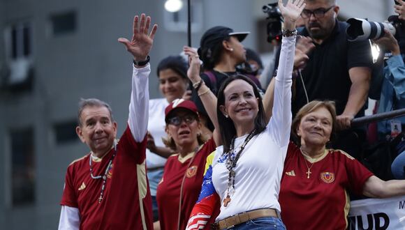 La líder opositora María Corina Machado saluda durante un acto de campaña del candidato opositor Edmundo González, en Caracas, Venezuela, el 4 de julio de 2024. (Foto de Ronald Peña R. / EFE)