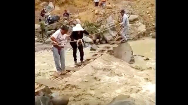 Moquegua: pobladores arriesgan sus vidas al pasar por puente sobre río Tambo tras huaico