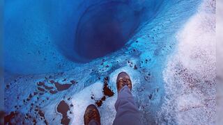 Viajero se toma 'mortal' fotografía en abismo de 300 metros