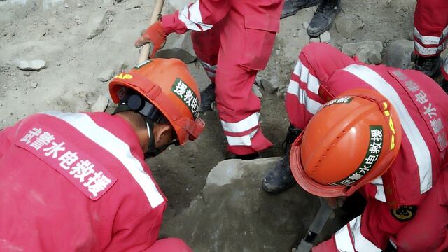 China: Rescate de 93 personas sepultadas se complica por riesgo de nuevos derrumbes [VIDEO]