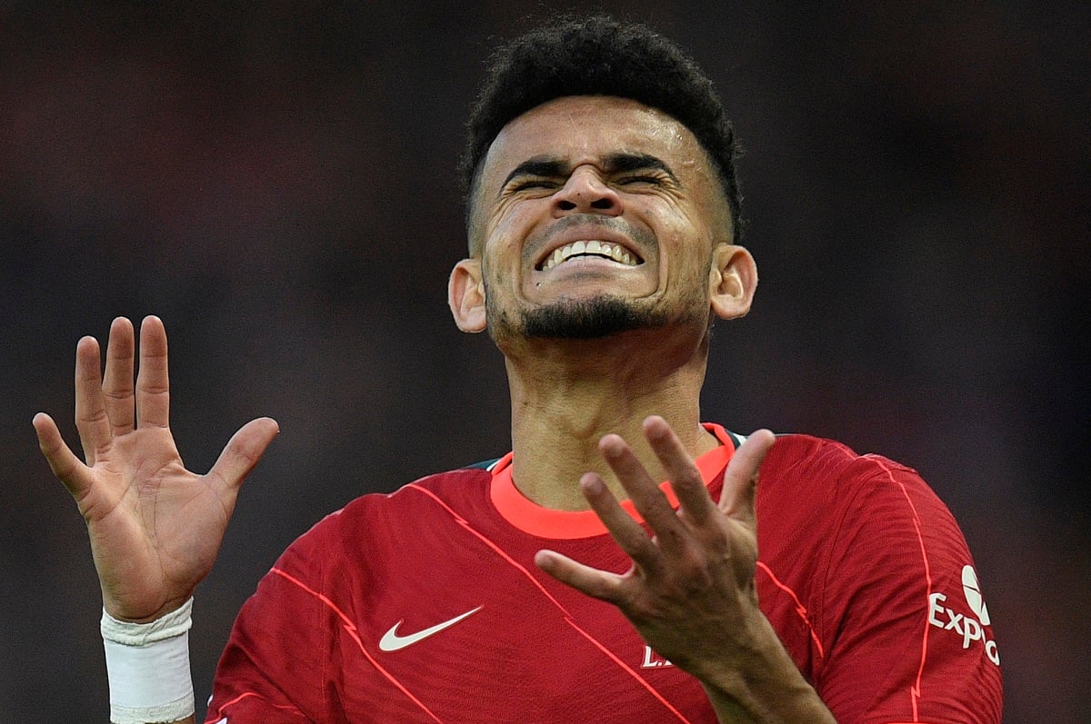 El centrocampista colombiano del Liverpool, Luis Díaz, reacciona durante un partido de fútbol en el estadio Anfield, en Liverpool, el 27 de abril de 2022. (Foto de Oli SCARFF / AFP)