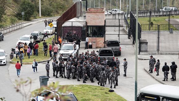 Oficiales de policía se reúnen afuera de la prisión de Turi en Cuenca, Ecuador, el 1 de septiembre de 2023. (Foto de Fernando MACHADO/AFP)
