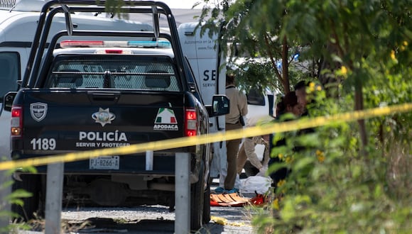 Peritos forenses de la fiscalía de el estado de Nuevo León trabajan en la zona donde aparecieron restos humanos, en el municipio de San Nicolás el estado de Nuevo León, México, el 26 de septiembre de 2023. (Foto de Miguel Sierra / EFE)