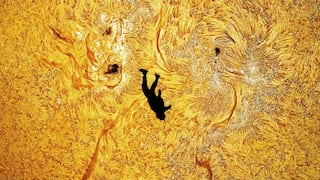 Cómo se logró esta impresionante imagen de un hombre en caída libre frente al Sol
