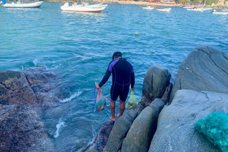 Heladio se prepara para entrar al mar y colocar los costales con los ostiones que cultiva. Foto: Thelma Gómez Durán