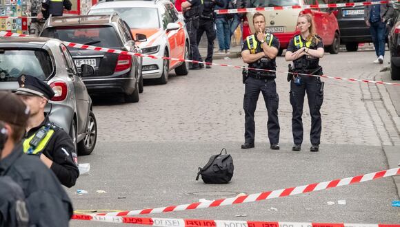 Policías se encuentran junto a una mochila tirada en el suelo mientras aseguran un área cercana a la calle Reeperbahn y al distrito de entretenimiento en Hamburgo, norte de Alemania, el 16 de junio de 2024. (Foto de Bodo Marks / dpa / AFP)