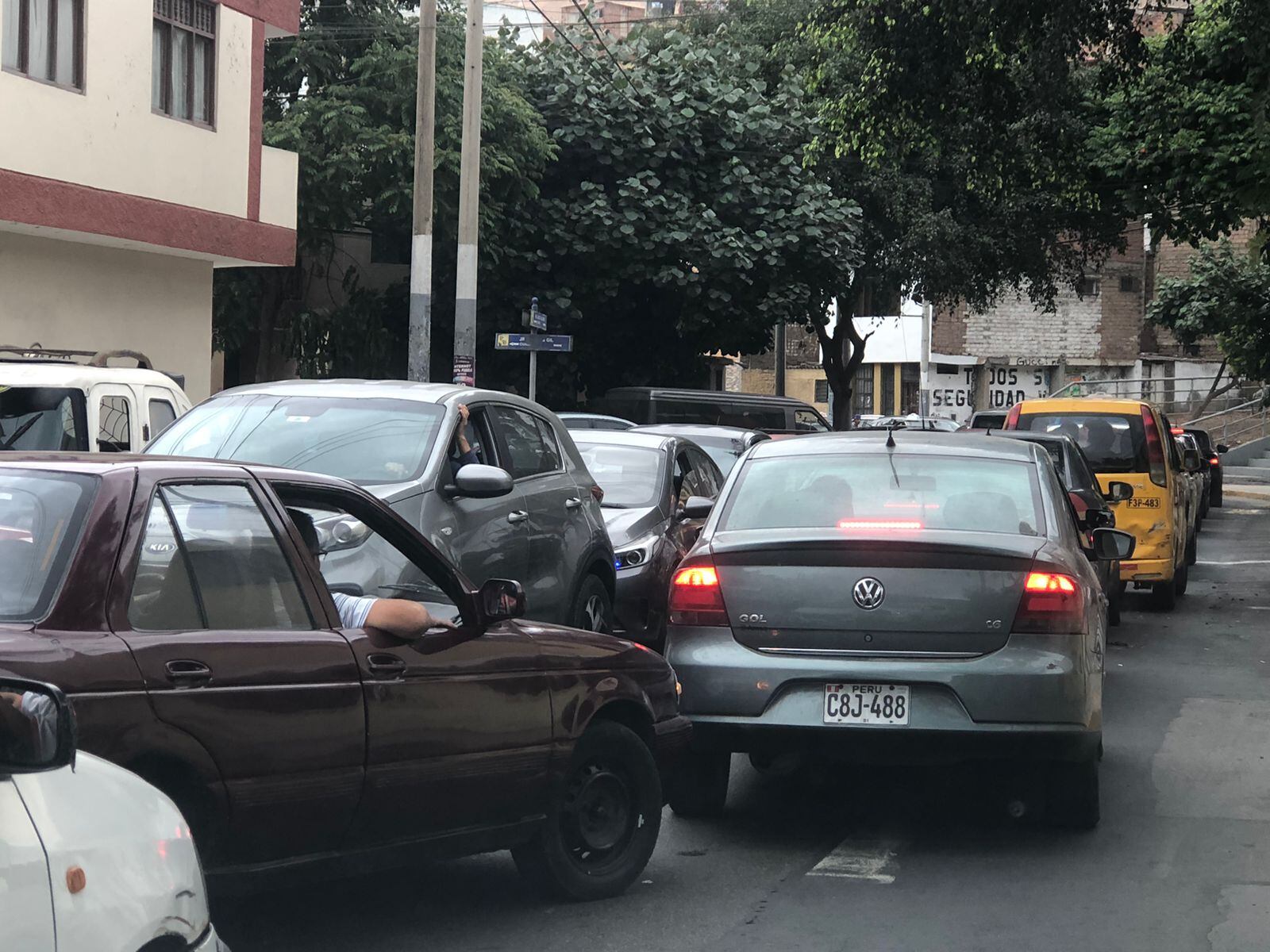 Conductores se encuentran atrapados en el tráfico generado en varias vías del distrito de Chorrillos. (Foto: Difusión)