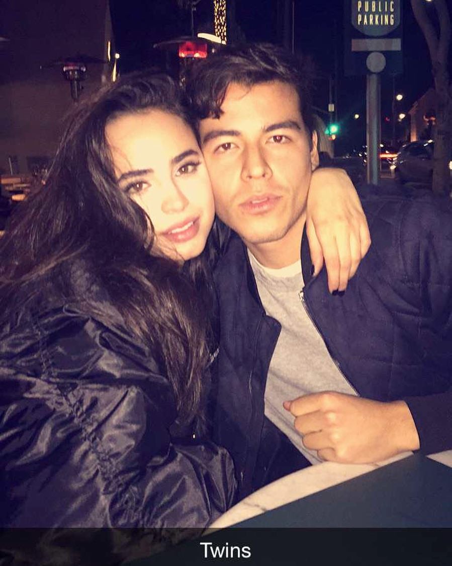 Sofia Carson y Manolo González Vergara abrazados en el 2016 (Foto: Sofia Carson / Instagram)