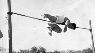 El día que el peruano Roberto Abugattás “voló” superando los 2 metros en salto alto hace 60 años