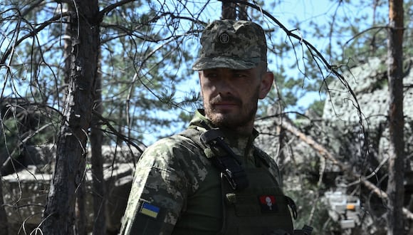 Un militar ucraniano de la 45.ª Brigada de Artillería espera órdenes en un bosque junto a un obús autopropulsado de fabricación sueca 'Archer Artillery System' en la región de Donetsk, el 7 de mayo de 2024. (Foto de Genya SAVILOV / AFP)