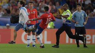 Copa América: ¿Gonzalo Jara debió ser expulsado por agredir a un hincha en el duelo ante Uruguay?