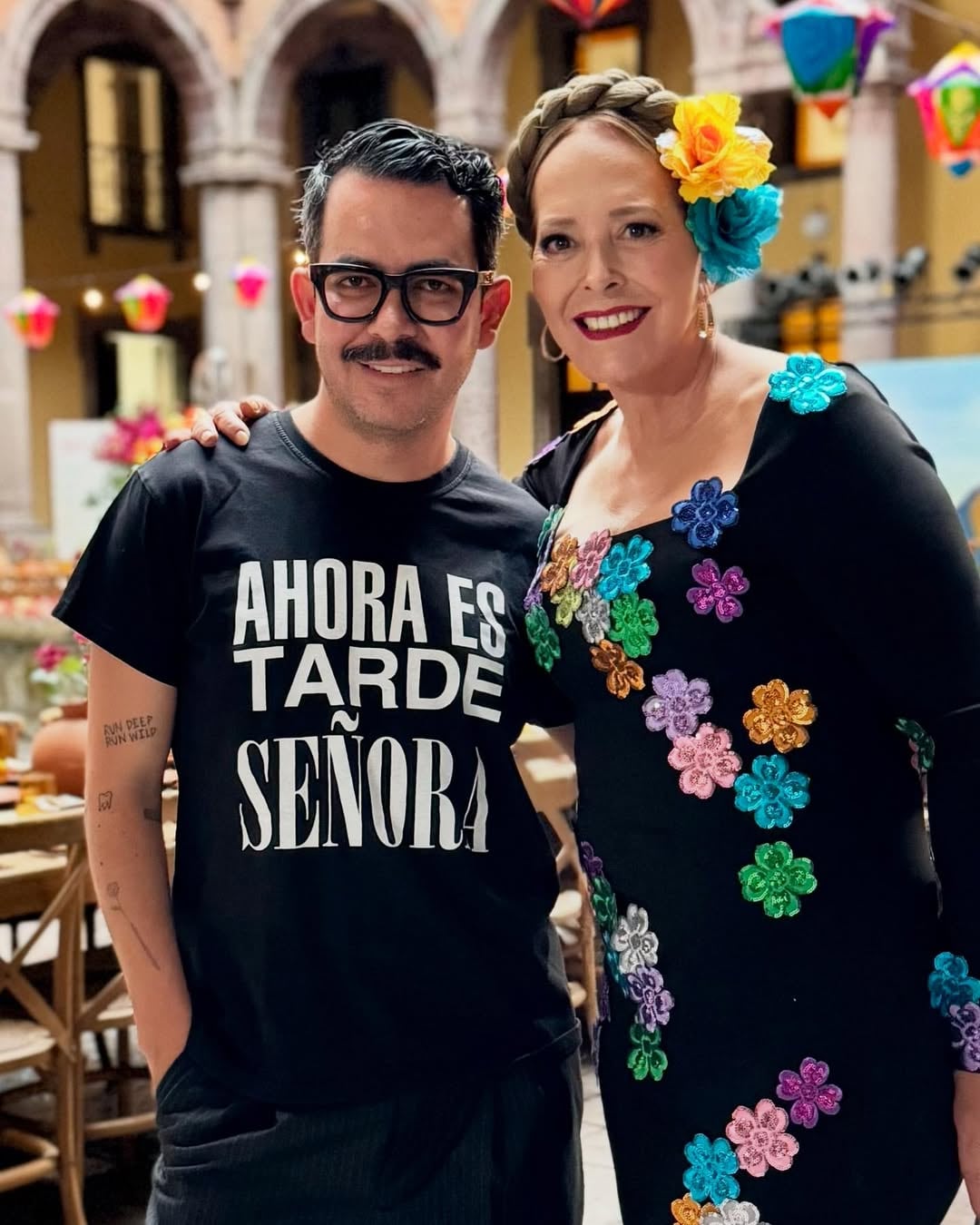 Margarita Gralia como Josefina en el detrás de cámaras de la serie mexicana "Serpientes y Escaleras" de Netflix (Foto: @margarita.gralia / Instagram)