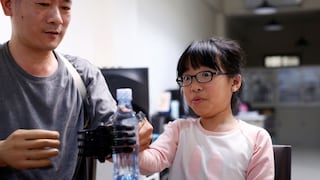 Construyó prótesis de mano para una niña accidentada con tecnología de impresión 3D
