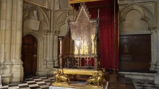 Carlos III será coronado en un trono de madera de siete siglos de antigüedad