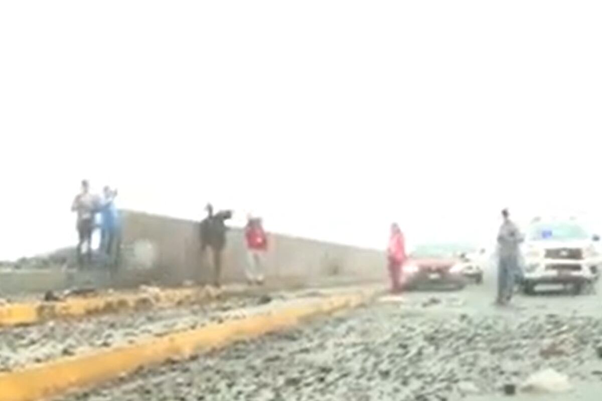 Los escombros alcanzan hasta el tercer carril de la avenida Costanera. (Foto: Captura/América Noticias)