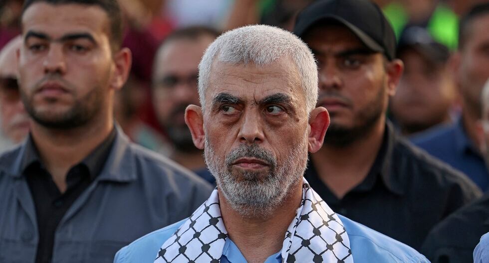 El jefe del ala política del movimiento palestino Hamas en la Franja de Gaza, Yahya Sinwar, asiste a una manifestación en apoyo de la mezquita al-Aqsa de Jerusalén en la ciudad de Gaza el 1 de octubre de 2022. (Foto de MAHMUD HAMS / AFP)