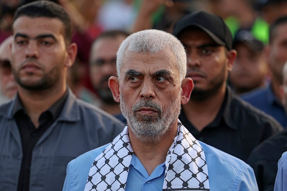El jefe del ala política del movimiento palestino Hamas en la Franja de Gaza, Yahya Sinwar, asiste a una manifestación en apoyo de la mezquita al-Aqsa de Jerusalén en la ciudad de Gaza el 1 de octubre de 2022. (Foto de MAHMUD HAMS / AFP)