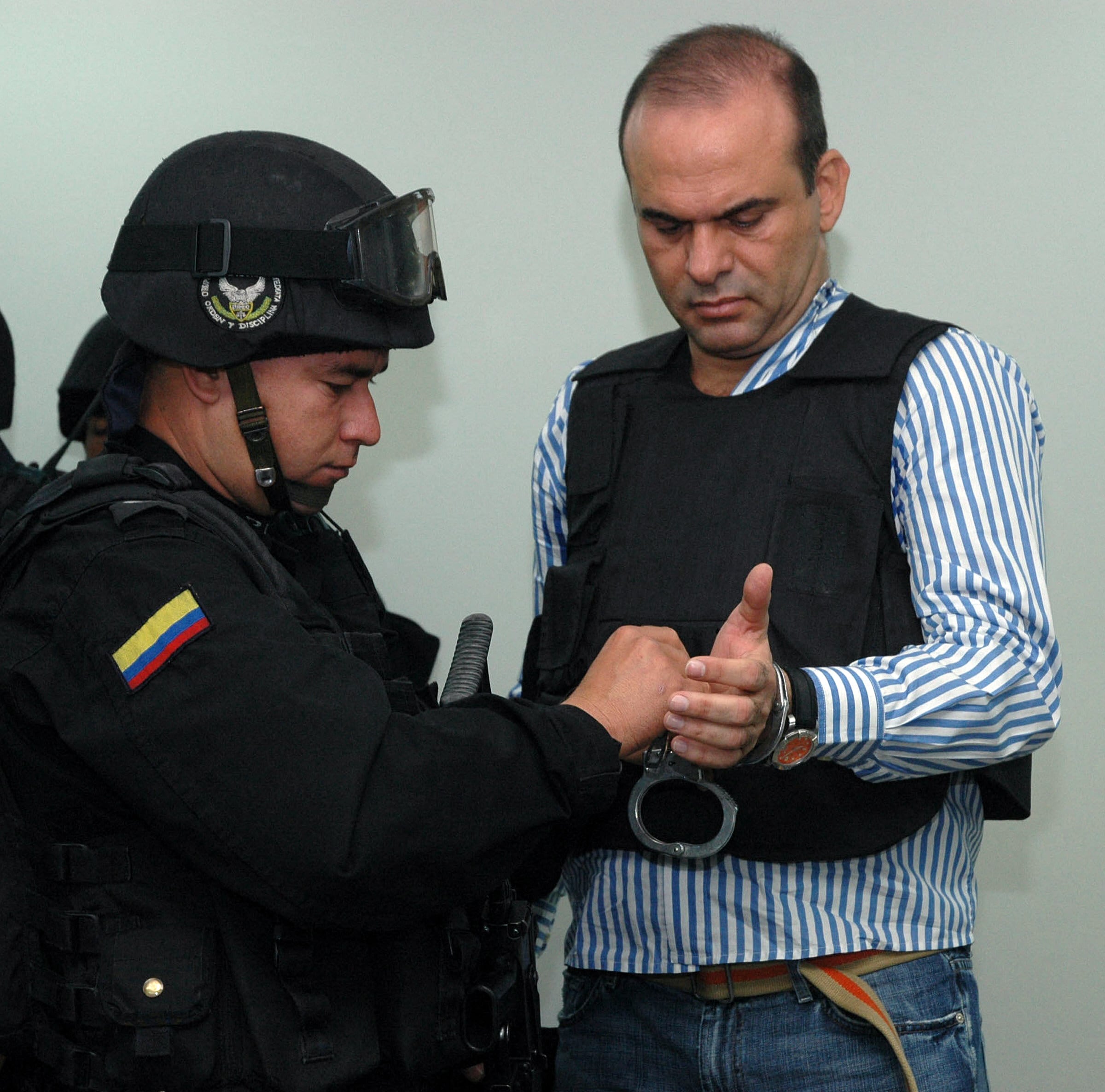 Salvatore Mancuso es desposado antes de confesar públicamente y ante un fiscal sus crímenes contra los derechos humanos el 19 de diciembre de 2006, en Medellín. (Foto de AFP).