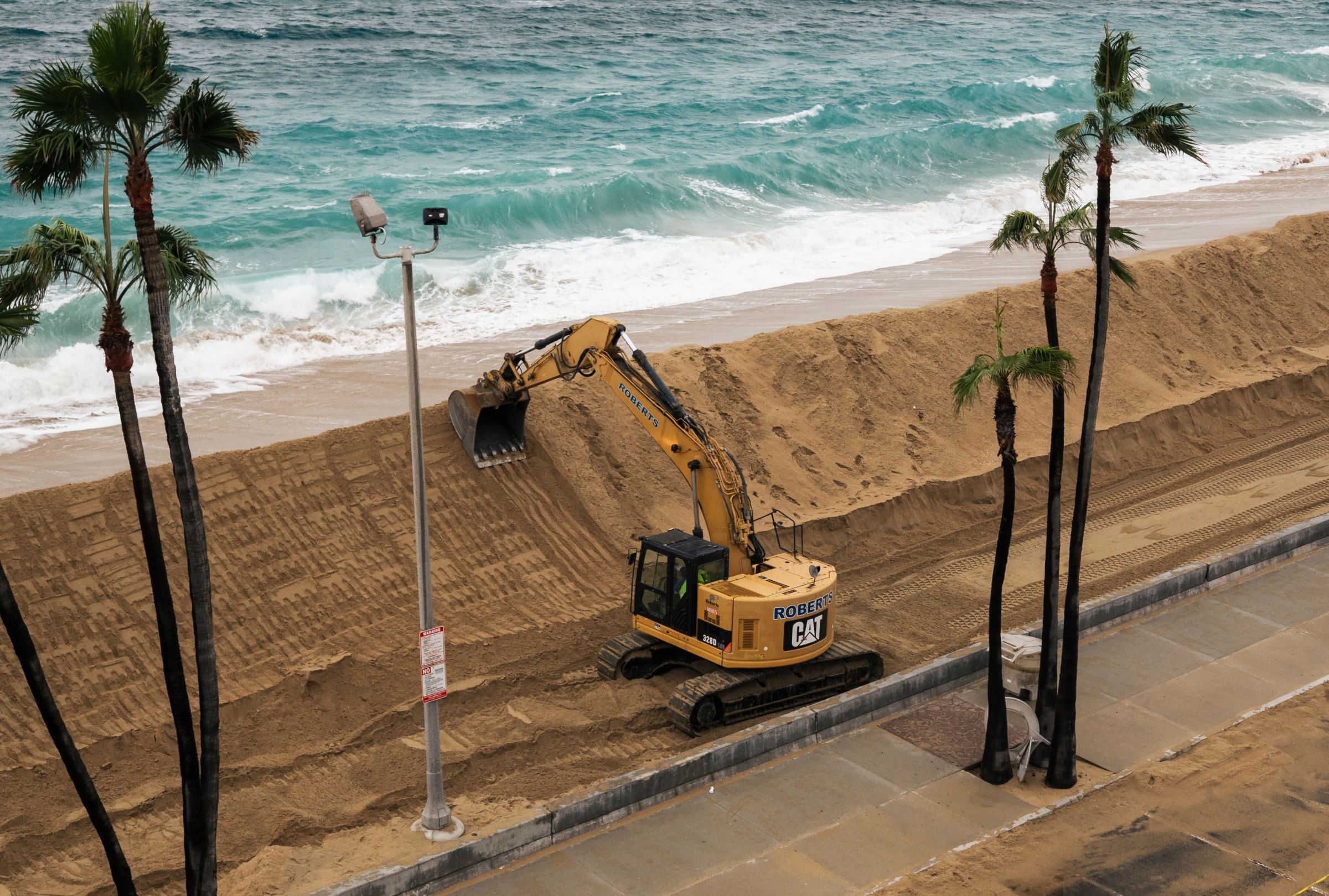 El muro de arena de casi 23 pies de altura que busca proteger a Newport Beach de El Niño: así se prepara California