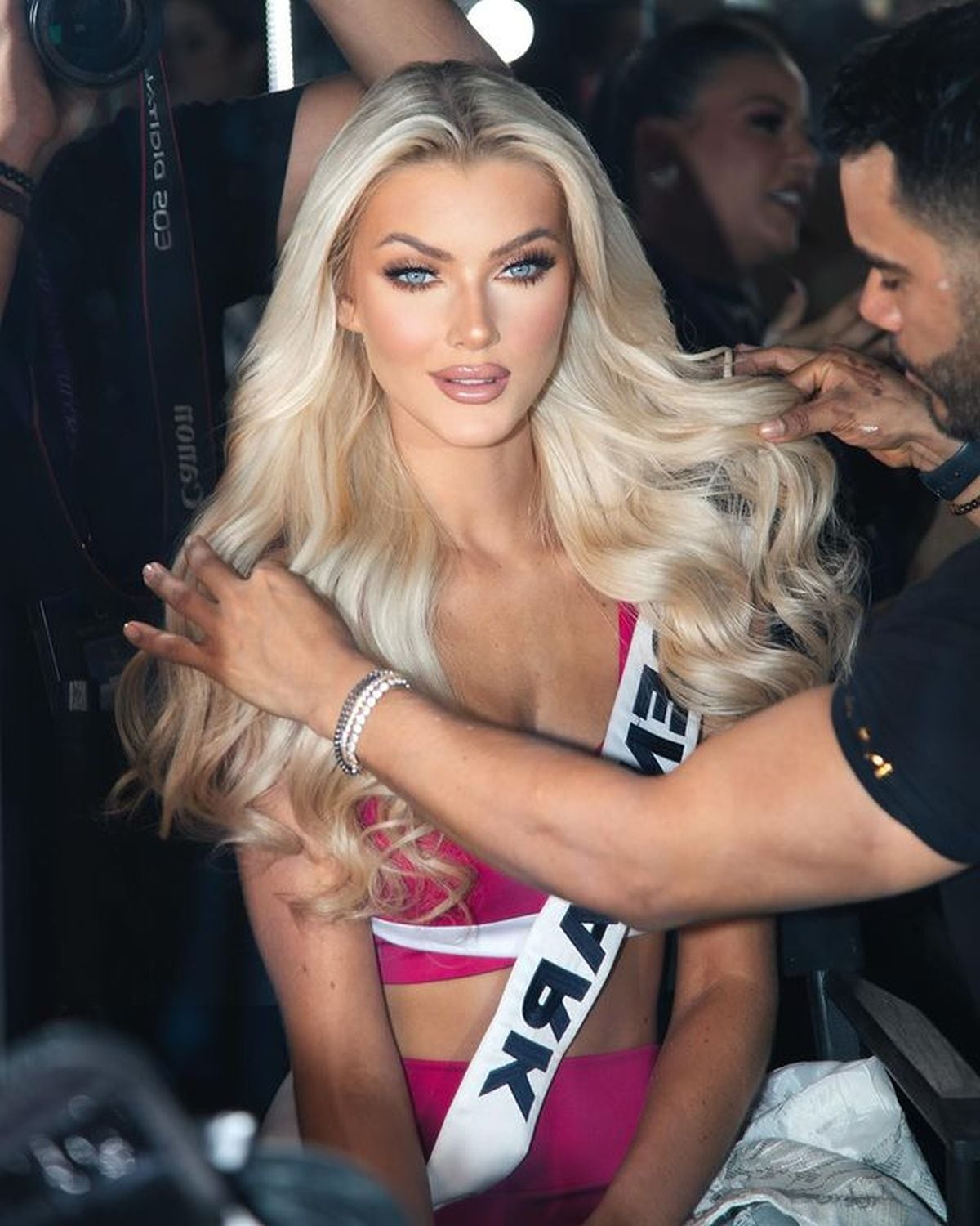 Dándoles los últimos toques a Victoria Kjær Theilvig antes de una sesión fotográfica (Foto: @javiervalencia__ / Instagram)