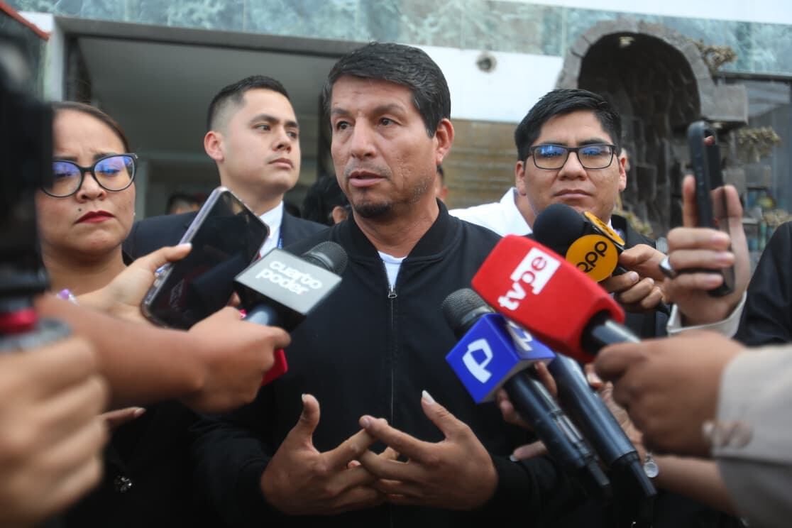Julián Pérez Mallqui salió en libertad de la comsiaría de San Miguel. (Fotos: Violeta Ayasta / @photo.gec)
