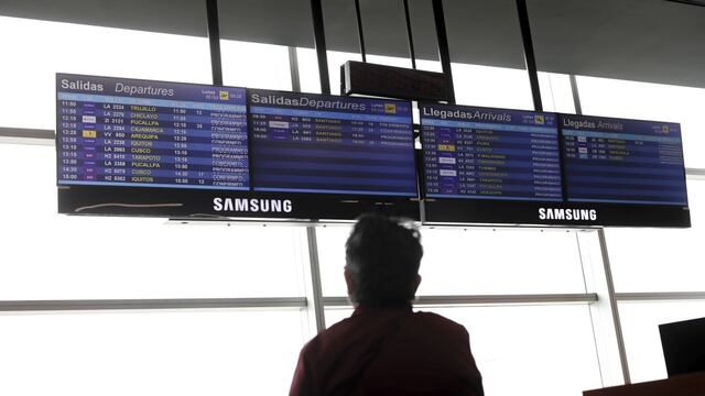 ¿Cuáles son los derechos del pasajero si la aerolínea cancela o reprograma su vuelo?