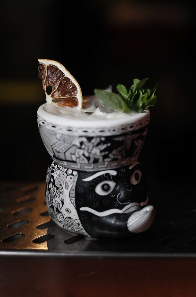 El guarapero es uno de los cocteles más vendidos de Básico. Lleva vermouth Avelino, Aqará reposado, piña, limón y miel de agave.