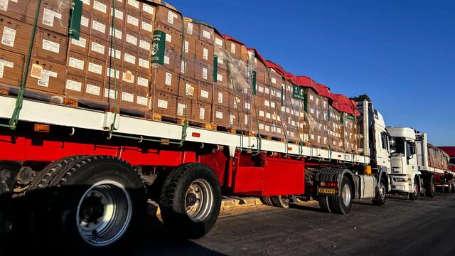 Miles de camiones de alimentos quedan varados en Egipto tras el cierre de cruce de Rafah